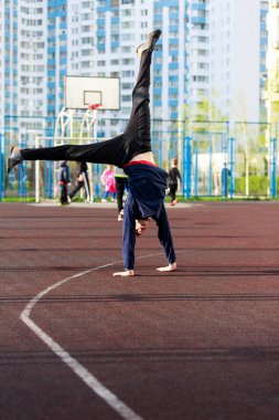 Genç sporcu çocuk dışarıda egzersiz yapıyor. 