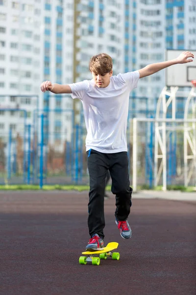 Mignon Jeune Garçon Sport Patiner Sur Skateboard Jaune Passe Bon — Photo