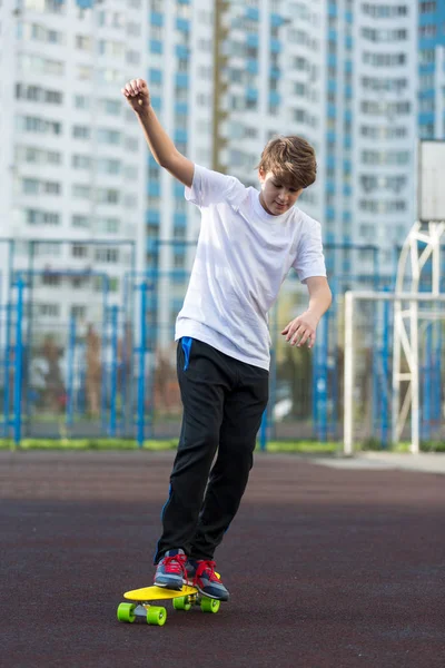 Schattige Jonge Sport Jongen Schaatsen Gele Skateboard Heeft Een Goede — Stockfoto