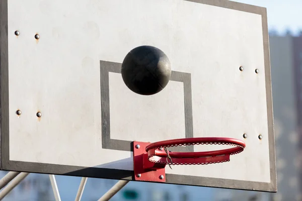 サンセット ライトでバスケット ボールのフープをクローズ アップ スポーツ ライフ スタイル コンセプト — ストック写真
