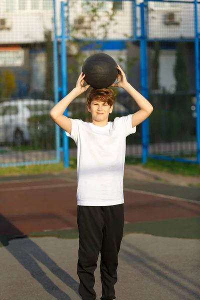 Bonito Jovem Desportivo Menino Shirt Branca Joga Basquete Seu Tempo — Fotografia de Stock