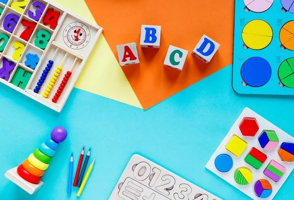 Drewniane Zabawki Dla Dzieci Kolorowym Papierze Bloki Edukacyjne Zabawki Piramida — Zdjęcie stockowe
