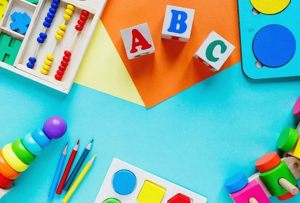在彩色的纸上 木制的孩子们的玩具 教育玩具块 金字塔 幼儿园 幼儿园或日托玩具 复制文本的空间 顶部视图 — 图库照片