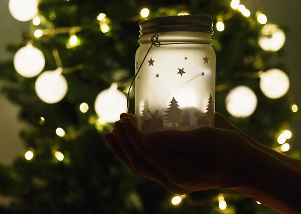 Bambino Tiene Lanterna Natale Mano Casa Luci Bokeh Sfondo Concetto — Foto Stock