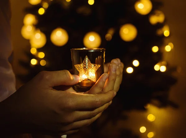 Niño Sostiene Linterna Navidad Las Manos Casa Con Luces Fondo —  Fotos de Stock