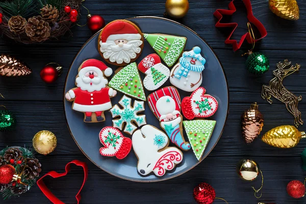 Weihnachten Lebkuchen Auf Einem Holzuntergrund — Stockfoto