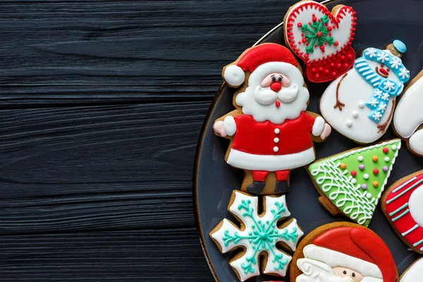 Ručně Vyráběné Perníkové Sušenky Vánocům Nový Rok Talíři Dřevěném Stole — Stock fotografie