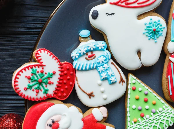 Handgemachte Lebkuchen Weihnachten Neujahr Auf Dem Teller Auf Dem Holztisch — Stockfoto