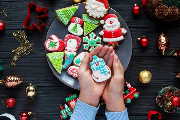Ručně Vyráběné Perníkové Sušenky Vánocům Nový Rok Dětských Rukou Dřevěném — Stock fotografie
