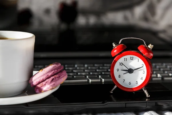 Feche Despertador Vermelho Computador Portátil Xícara Café Cama Espaço Trabalho — Fotografia de Stock