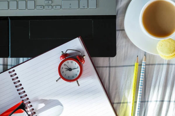 Sluiten Van Rode Wekker Computer Laptop Kopje Koffie Het Bed — Stockfoto