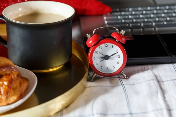Nahaufnahme Von Rotem Wecker Computer Laptop Und Tasse Kaffee Bett — Stockfoto