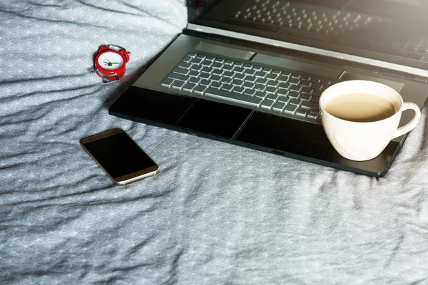 Sluiten Van Rode Wekker Computer Laptop Kopje Koffie Het Bed — Stockfoto