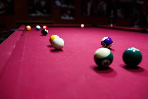 Rapaz Joga Bilhar Bilhar Clube Young Kid Aprende Jogar Snooker — Fotografia de Stock