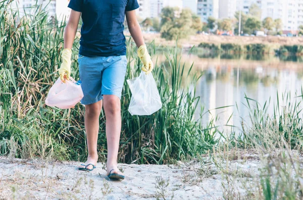 Rapaz Voluntário Shirt Azul Pega Garrafas Plástico Sujas Parque Mãos — Fotografia de Stock