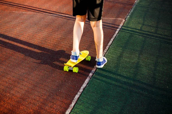 Fermez Les Jambes Baskets Bleues Chevauchant Sur Skateboard Jaune Mouvement — Photo