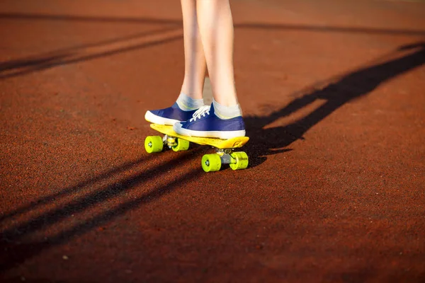 Close Van Benen Het Gele Skateboard Tiener Besteedt Vrije Tijd — Stockfoto