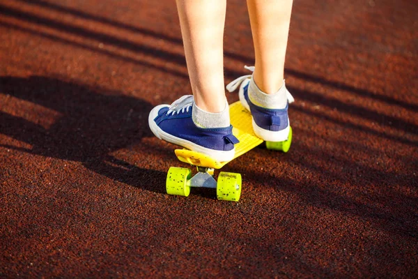 Sluiten Benen Blauwe Sneakers Rijden Gele Skateboard Beweging Actieve Stedelijke — Stockfoto