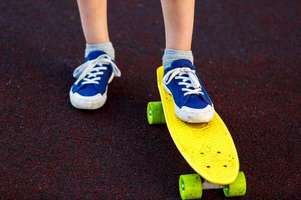 Feche Pernas Tênis Azul Montando Skate Amarelo Movimento Estilo Vida — Fotografia de Stock