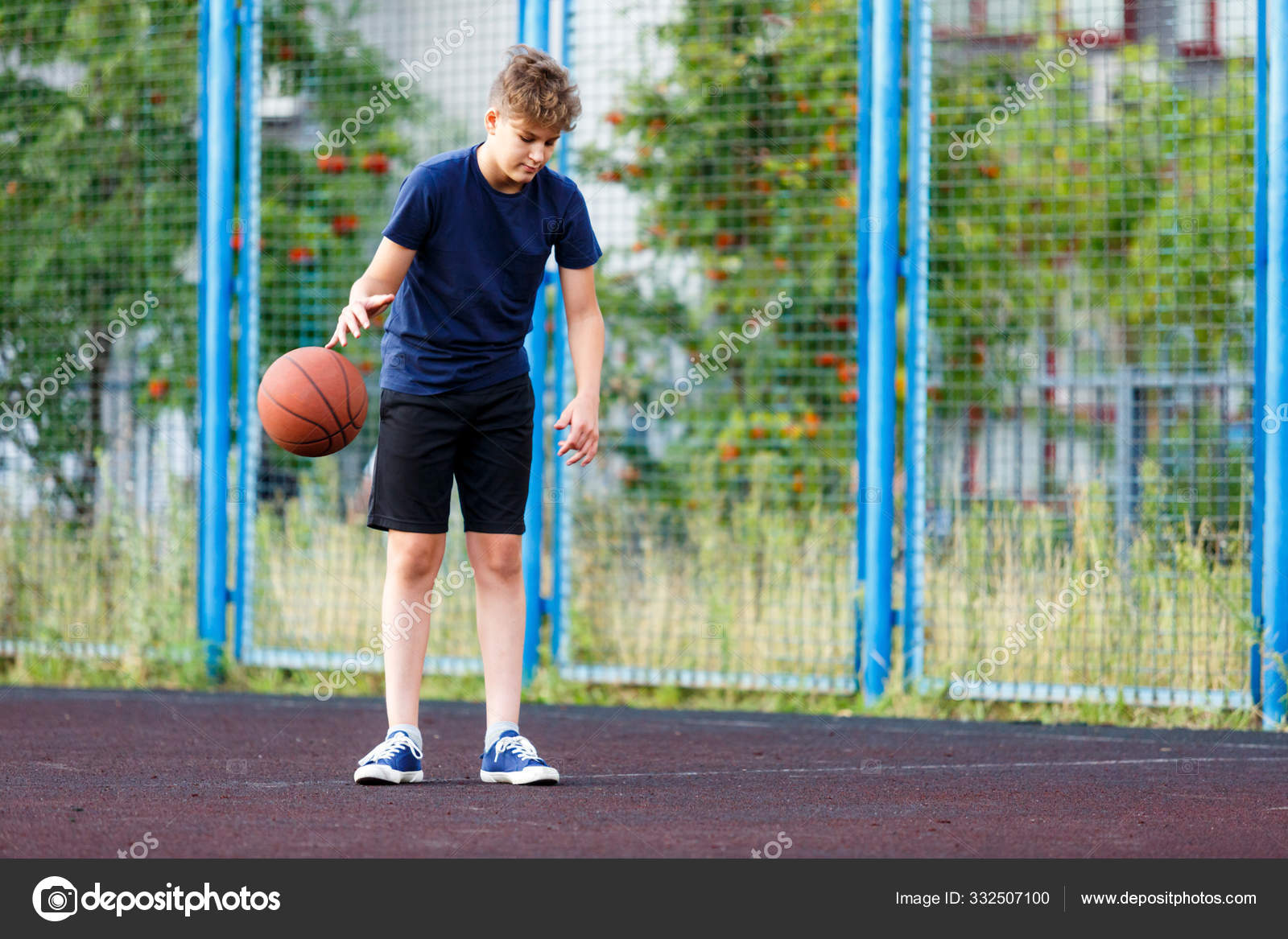 Rapaz Bonito Camiseta Azul Joga Basquete Parque Infantil Cidade Adolescente  — Foto © chekyravaa #332507100, image size:1600x1167