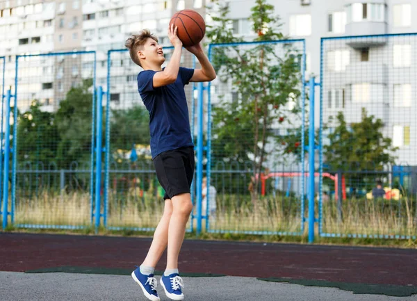 Netter Junge Blauen Shirt Spielt Basketball Auf Dem Städtischen Spielplatz — Stockfoto