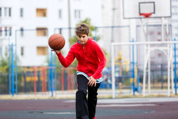 Mignon Garçon Shirt Rouge Joue Basket Sur Aire Jeux Ville — Photo