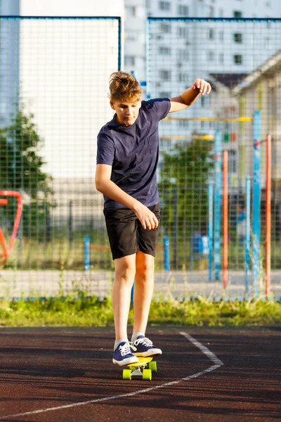 Leuke Vrolijke Lachende Boy Blauw Shirt Sneakers Rijden Geel Skateboard — Stockfoto