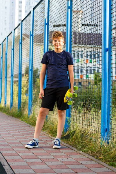 Leuke Vrolijke Lachende Boy Blauw Shirt Sneakers Rijden Geel Skateboard — Stockfoto