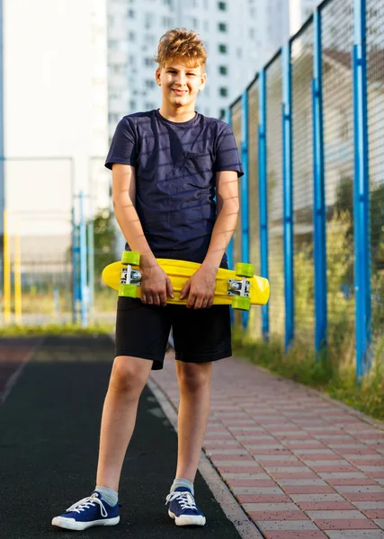 Leuke Vrolijke Lachende Boy Blauw Shirt Sneakers Rijden Geel Skateboard — Stockfoto