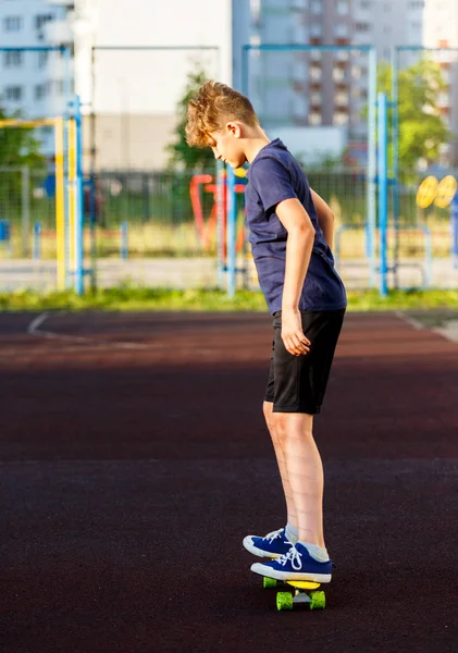 Lindo Niño Sonriente Alegre Las Zapatillas Deporte Camiseta Azul Que — Foto de Stock