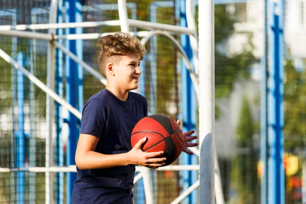 Bonito Menino Sorridente Azul Shirt Joga Basquete Parque Infantil Cidade — Fotografia de Stock