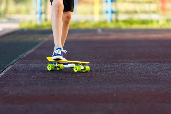 Fermez Les Jambes Baskets Bleues Chevauchant Sur Skateboard Jaune Mouvement — Photo