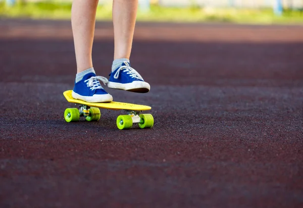 Närbild Ben Blå Sneakers Rida Gul Skateboard Rörelse Aktiv Stadslivsstil — Stockfoto