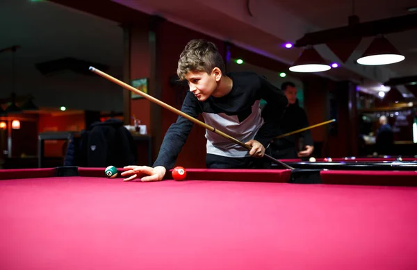 Rapaz Joga Bilhar Bilhar Clube Young Kid Aprende Jogar Snooker — Fotografia de Stock