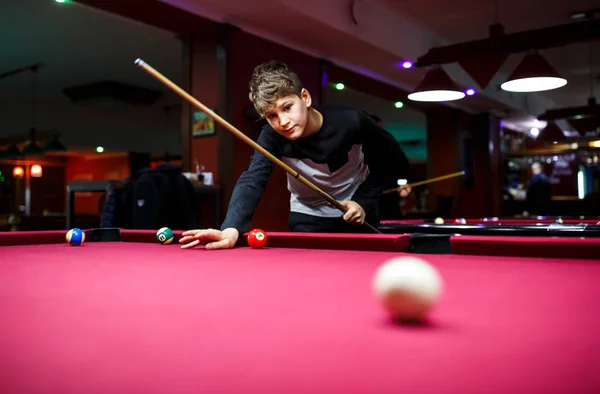 L'homme Joue Au Billard, Le Jeune Homme Vise à Tirer La Balle De