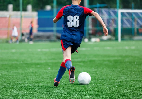 Jungen Weiß Blauer Sportbekleidung Spielen Fußball Auf Dem Feld Dribbeln — Stockfoto