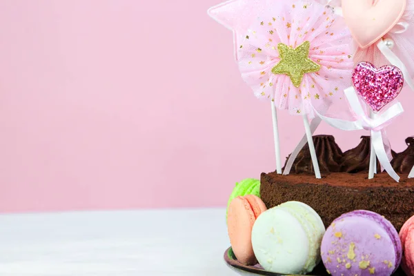 新鮮なチョコレートケーキテーブルの上にマラカーンとおいしいケーキ 閉めろ パーティー用の誕生日ケーキ スペースのコピー — ストック写真