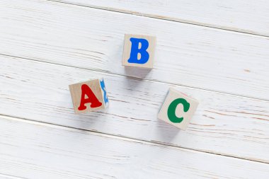 Tahta masanın üzerindeki tahta çocuk blokları. Eğitici oyuncaklar blokları. Anaokulu, anaokulu ya da kreş için oyuncaklar. Uzayı metin için kopyala. Üst görünüm, modelle