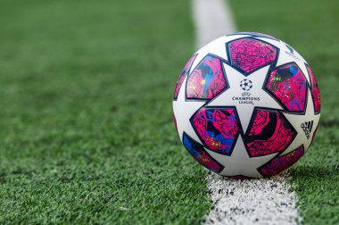 KYIV, UKRAINE 03 Mart 2020: UEFA Şampiyonlar Ligi resmi maç topu 2019 / 20 Final İstanbul Adidas maçtan önce çimlerde. 