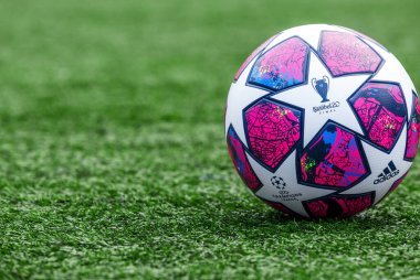 KYIV, UKRAINE 03 Mart 2020: UEFA Şampiyonlar Ligi resmi maç topu 2019 / 20 Final İstanbul Adidas maçtan önce çimlerde. 