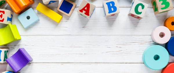 Giocattoli Bambini Piramide Blocchi Legno Telaio Del Treno Sfondo Legno — Foto Stock