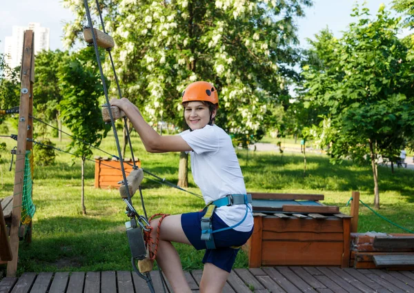 Aktiv Sportig Unge Hjälm Gör Aktivitet Äventyrspark Med All Klätterutrustning — Stockfoto