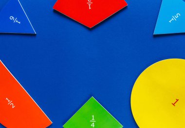 Klasik mavi arka planda renkli matematik kesirleri. Çocuklar için ilginç, eğlenceli matematik. Eğitim, okula dönüş konsepti.