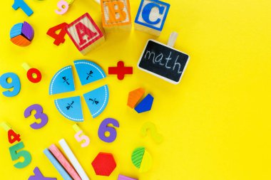 Renkli matematik kesirleri, sayılar, sarı arkaplandaki harfler. Çocuklar için ilginç, eğlenceli matematik. Eğitim, okula dönüş konsepti.