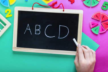 Matematikte yeşil, sarı ve mor arkaplanda renkli kesirler. Çocuklar için ilginç, eğlenceli matematik. Eğitim, okula dönüş konsepti.