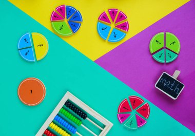 Matematikte yeşil, sarı ve mor arkaplanda renkli kesirler. Çocuklar için ilginç, eğlenceli matematik. Eğitim, okula dönüş konsepti.