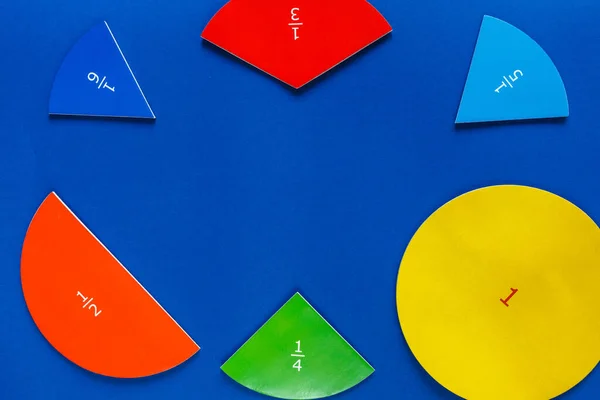 Bunte Mathematische Brüche Auf Klassisch Blauem Hintergrund Interessante Lustige Mathematik — Stockfoto