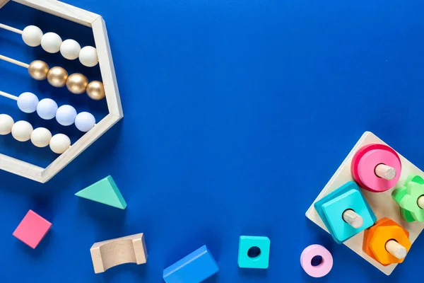 Bunte Mathematische Holzabakus Und Blöcke Auf Klassisch Blauem Hintergrund Interessante — Stockfoto