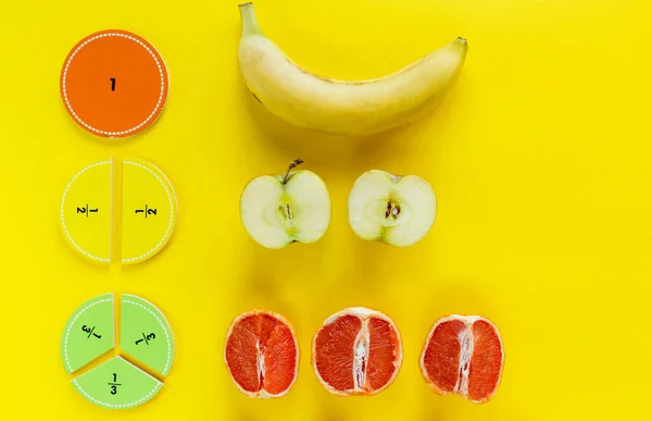 Bunte Mathefraktionen Und Äpfel Orangen Bananen Als Muster Auf Gelbem — Stockfoto