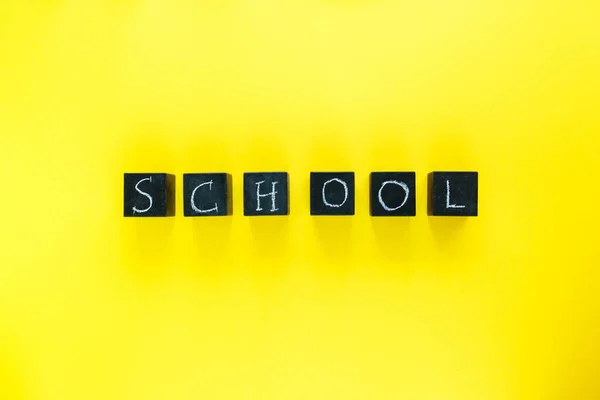 Blokken Met Titelschool Gele Achtergrond Onderwijs Terug Naar School Concept — Stockfoto